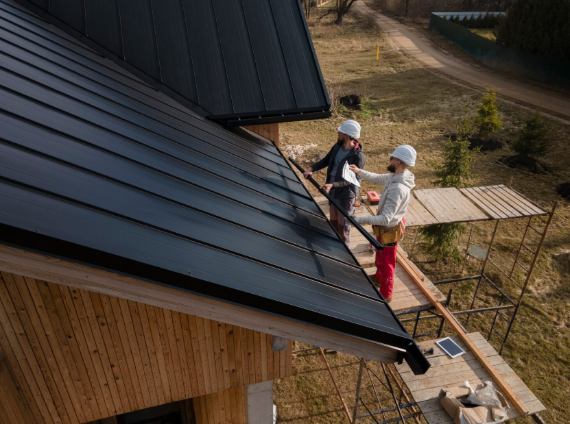 deux couvreurs en hauteur